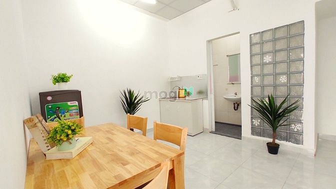 Hình ảnh Trống phòng có giường ngủ tách bếp, cửa sổ trời lớn