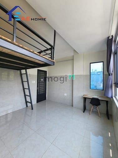 Hình ảnh Phòng có gác và cửa sổ lớn thoáng mát sạch sẽ