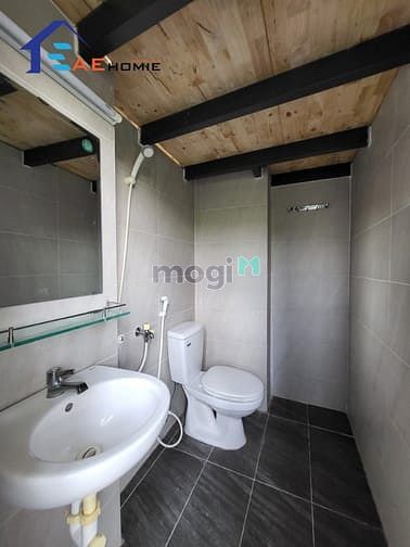 Hình ảnh Phòng có gác và cửa sổ lớn thoáng mát sạch sẽ