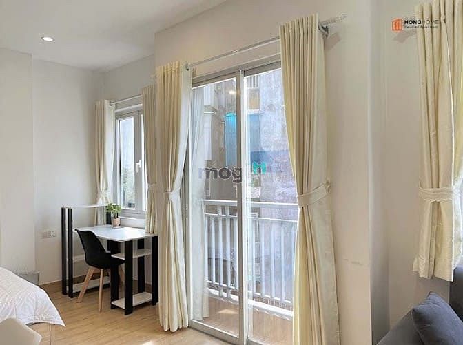 Hình ảnh Phòng Ban Công Siêu Rộng Hoàng Sa Quận 1