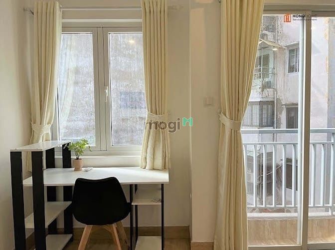 Hình ảnh Phòng Ban Công Siêu Rộng Hoàng Sa Quận 1