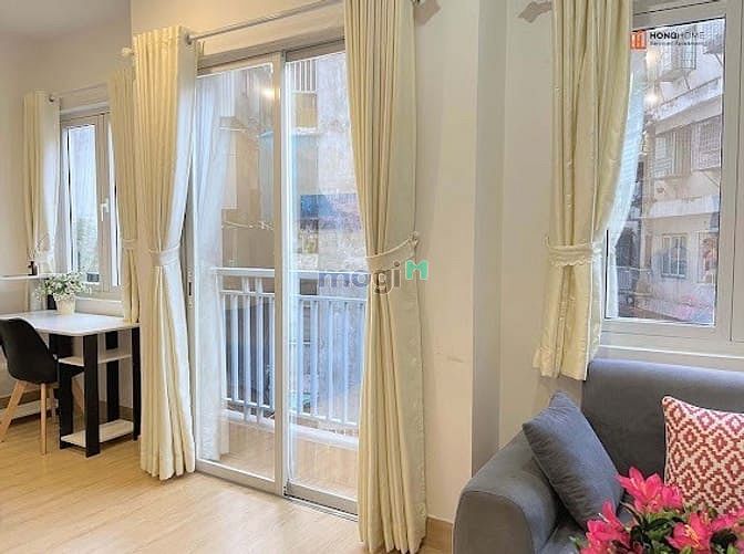 Hình ảnh Phòng Ban Công Siêu Rộng Hoàng Sa Quận 1