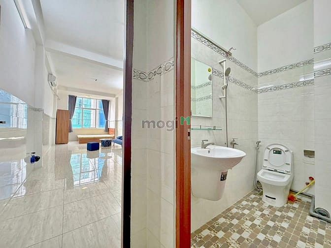 Hình ảnh Phòng Studio cửa sổ lớn thoáng mát ngay mặt tiền, gần sân bay