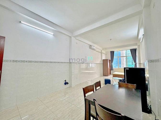 Hình ảnh Phòng Studio cửa sổ lớn thoáng mát ngay mặt tiền, gần sân bay