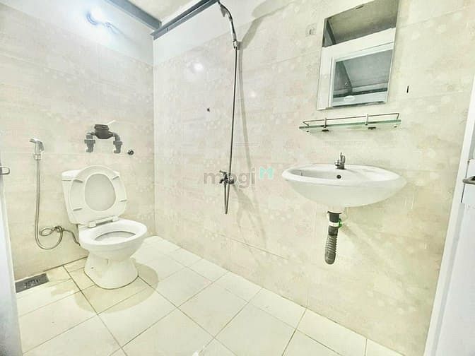 Hình ảnh phòng ban công thoáng mát ngay ngã tư gò mây