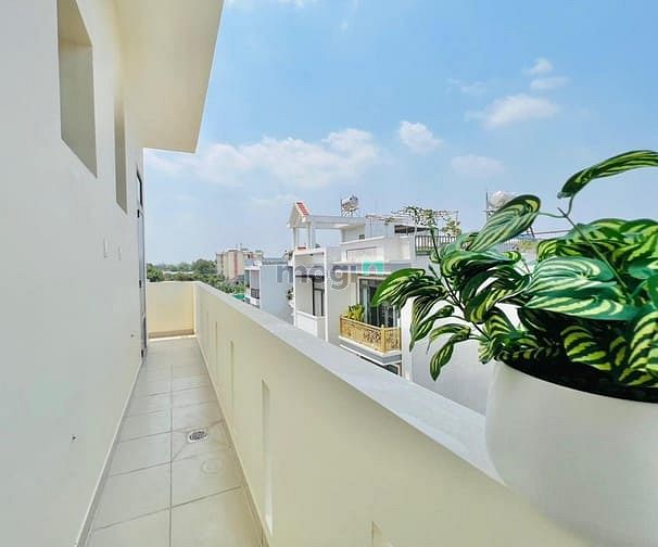 Hình ảnh phòng ban công thoáng mát ngay ngã tư gò mây