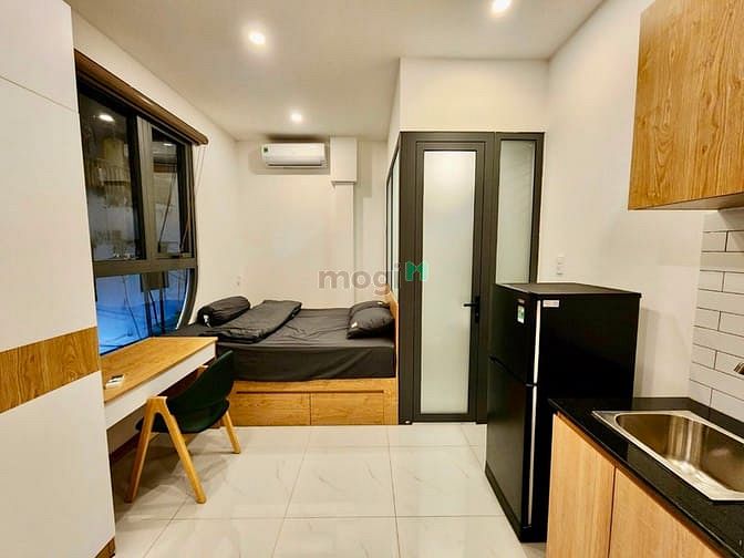 Hình ảnh Trống lại Studio Quận 3 đầy đủ nội thất tiện nghi cửa sổ lớn