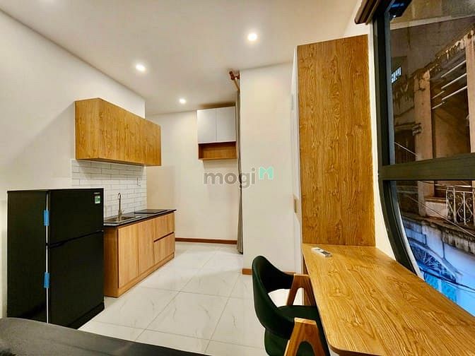 Hình ảnh Trống lại Studio Quận 3 đầy đủ nội thất tiện nghi cửa sổ lớn