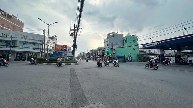 Hình ảnh Bán Gấp Miếng Đất Kho 2403m2 ĐẤT Ở MẶT TIỀN Đường Hậu Giang SHR