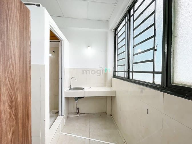 Hình ảnh Cho Thuê căn Duplex ngay Bùi Văn Ba nội thất cơ bản