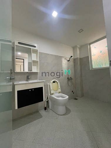 Hình ảnh Cho thuê Studio 2 phòng ngủ có sân thoáng mát trên đường Bạch Mã, Quận