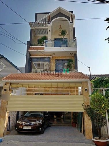Hình ảnh Biệt thự dát vàng ngay chợ Phước bình có thang máy