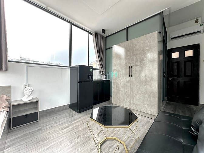 Hình ảnh Cho thuê studio có ban công siêu mát trên đường Lê Thánh Tôn, Quận 1