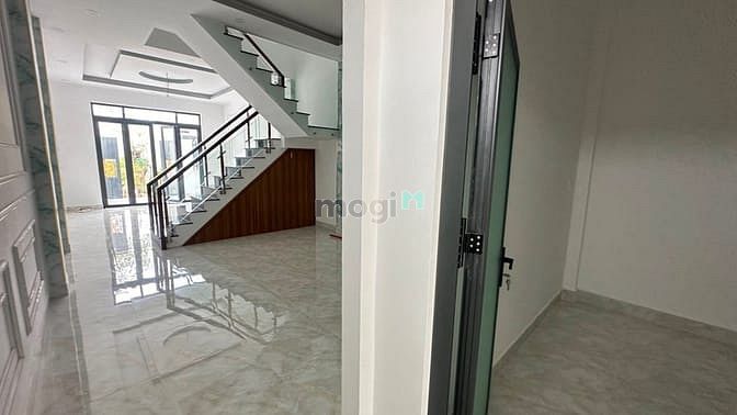Hình ảnh Nhà Mới Xây Giáp Chợ Bình Chánh, Xây Kiên Cố Bê Tông Cốt Thép Sổ Đã HC