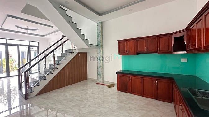 Hình ảnh Nhà Mới Xây Giáp Chợ Bình Chánh, Xây Kiên Cố Bê Tông Cốt Thép Sổ Đã HC