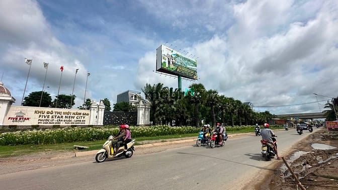 Hình ảnh Nhà Mới Xây Giáp Chợ Bình Chánh, Xây Kiên Cố Bê Tông Cốt Thép Sổ Đã HC