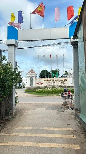 Hình ảnh Nhà Mới Xây Giáp Chợ Bình Chánh, Xây Kiên Cố Bê Tông Cốt Thép Sổ Đã HC