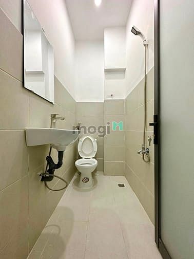 Hình ảnh Trống sẵn phòng ban công gần ĐH HSU Quận 1