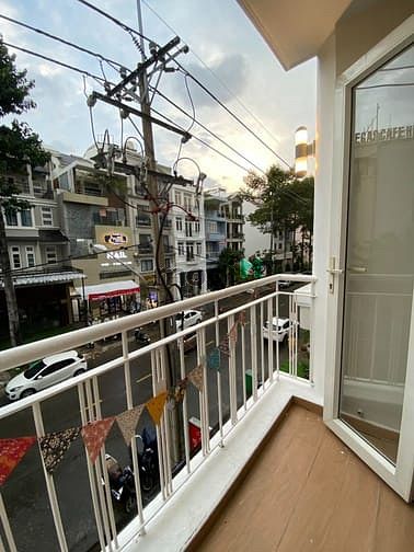 Hình ảnh 1 cái studio full nội thất, gần Lotte hầu như không ai để í