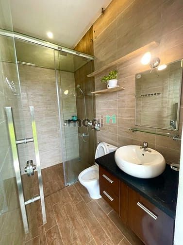 Hình ảnh Studio tách bếp máy giặt riêng, cửa sổ view sân vườn bị lãng quên