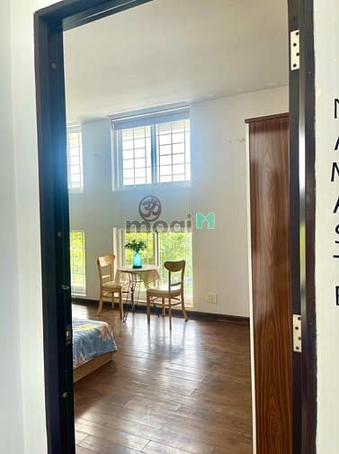 Hình ảnh Studio tách bếp máy giặt riêng, cửa sổ view sân vườn bị lãng quên