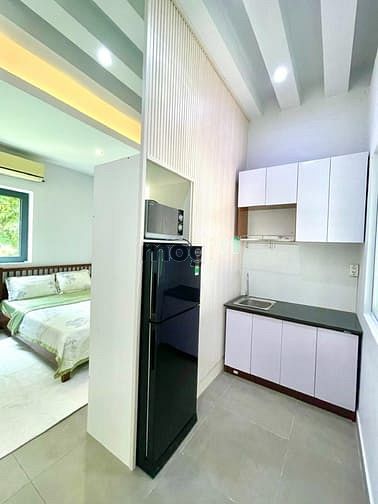 Hình ảnh Studio tách bếp máy giặt riêng, cửa sổ view sân vườn bị lãng quên