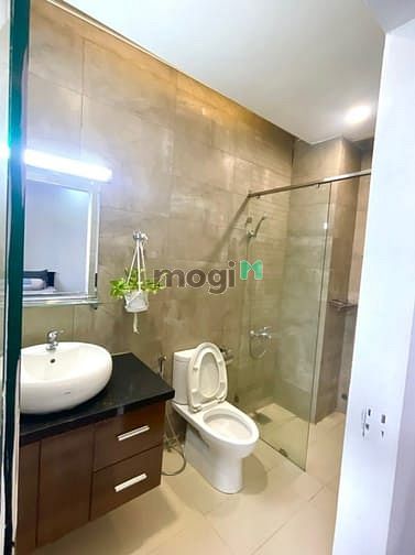 Hình ảnh Studio tách bếp máy giặt riêng, cửa sổ view sân vườn bị lãng quên