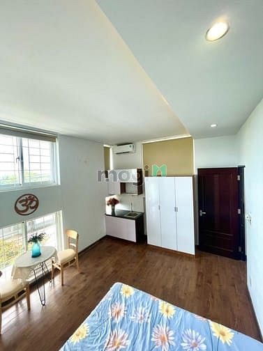 Hình ảnh Studio tách bếp máy giặt riêng, cửa sổ view sân vườn bị lãng quên