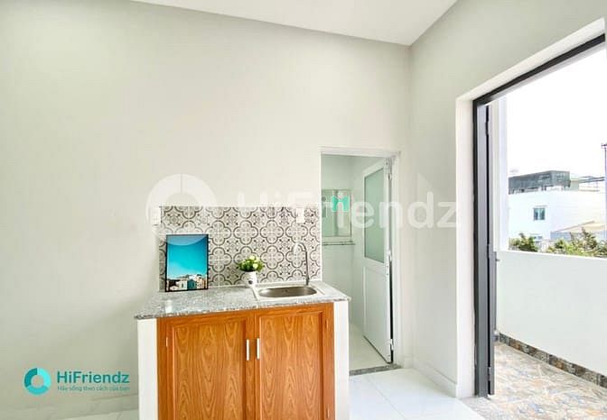 Hình ảnh Studio tách bếp máy giặt riêng, cửa sổ view sân vườn bị lãng quên