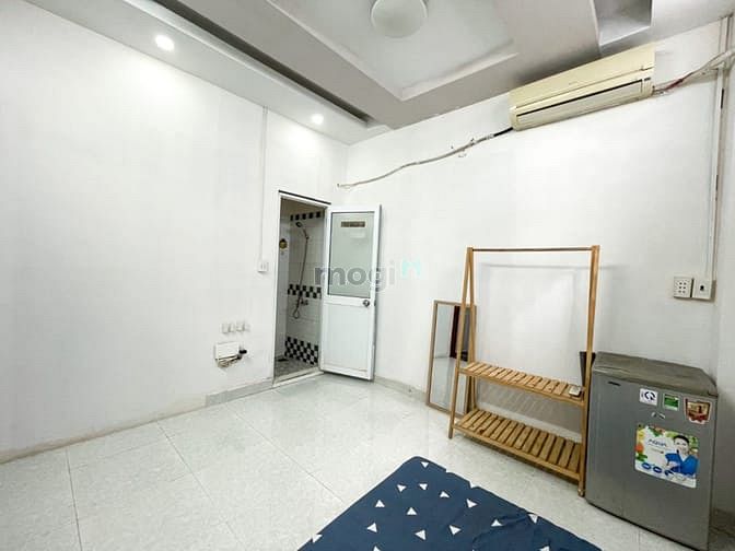 Hình ảnh Phòng full nôi thất cửa sổ thoáng mát