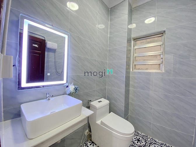 Hình ảnh Mặt Tiền Hoàng Diệu Toà Nhà Thang Máy, Qua Q1 5 phút