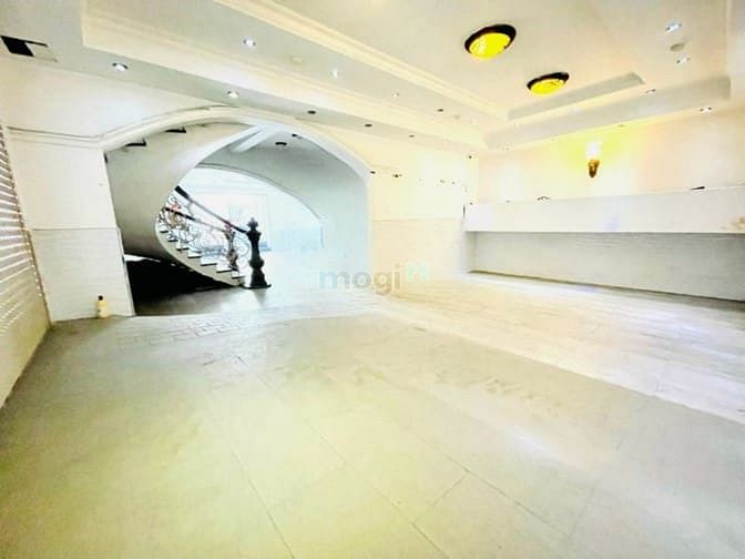 Hình ảnh Cho thuê biệt thự lớn đường Sư Vạn Hạnh (Lộ giới 8m)- VẠN HẠNH MAll
