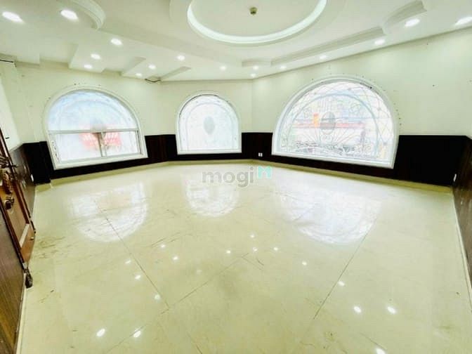 Hình ảnh Cho thuê biệt thự lớn đường Sư Vạn Hạnh (Lộ giới 8m)- VẠN HẠNH MAll