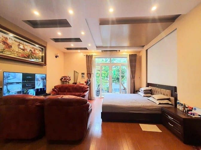 Hình ảnh Hàng độc! Nhà mặt phố Hoàng Quốc Việt, vỉa hè 5m, ô tô, thông sàn