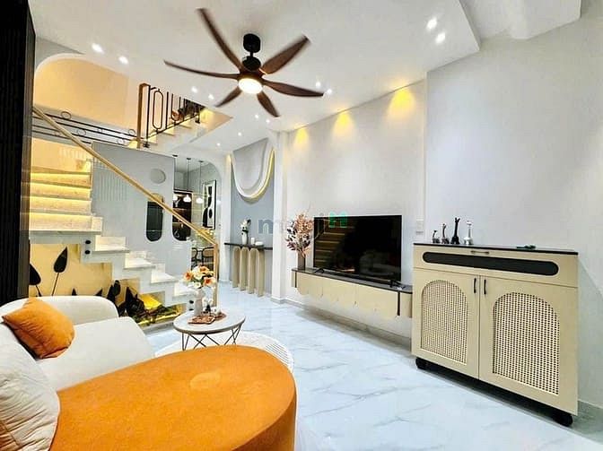 Hình ảnh Bán nhà riêng 5x18m,4 Tầng, Siêu đẹp Ngay Vincom, thủ đức,
