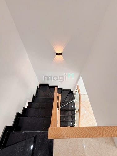 Hình ảnh 40m2 ( 4 x 10 ) 2 tầng hẻm xe hơi thông giáp khu vip Tên Lửa