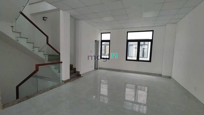 Hình ảnh nhà phố 126m2 có thang máy, vị trí đông đúc