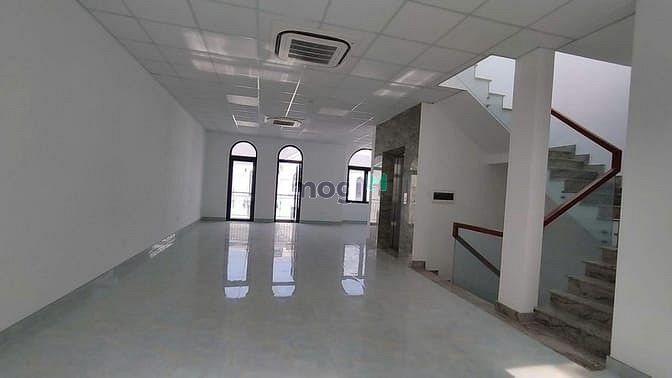 Hình ảnh nhà phố 126m2 có thang máy, vị trí đông đúc