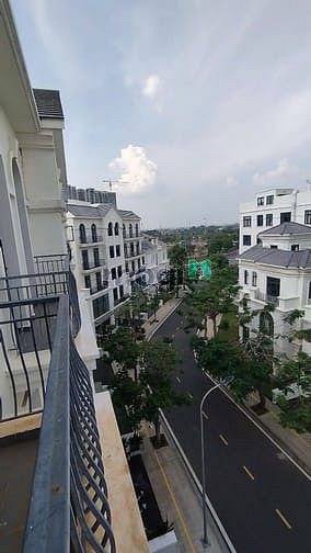 Hình ảnh nhà phố 126m2 có thang máy, vị trí đông đúc