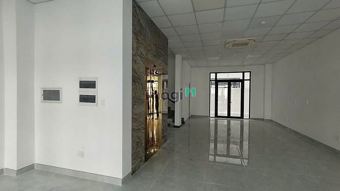 Hình ảnh nhà phố 126m2 có thang máy, vị trí đông đúc