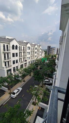 Hình ảnh nhà phố 126m2 có thang máy, vị trí đông đúc