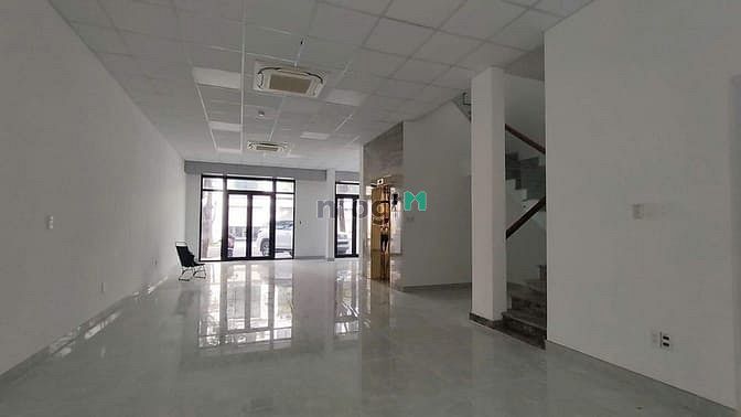 Hình ảnh nhà phố 126m2 có thang máy, vị trí đông đúc