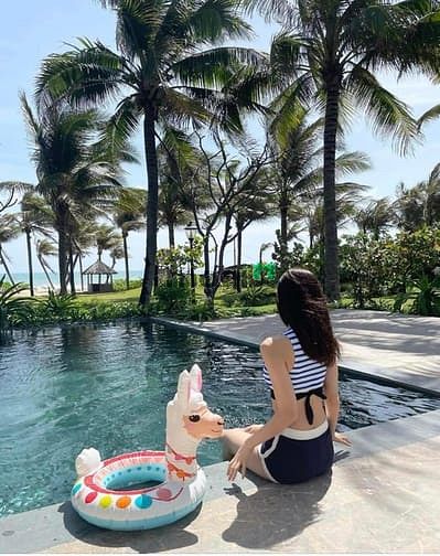 Hình ảnh Hiện em nắm giỏ hàng cư dân The Arena codotel đẹp nhất bãi dài.