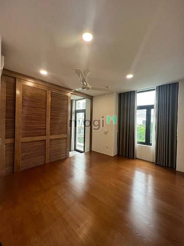 Hình ảnh Tầng nhà phố có phòng ngủ nội thất bếp, rèm, máy lạnh