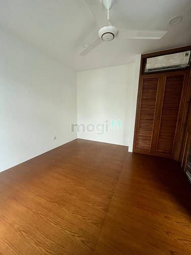 Hình ảnh Tầng nhà phố có phòng ngủ nội thất bếp, rèm, máy lạnh