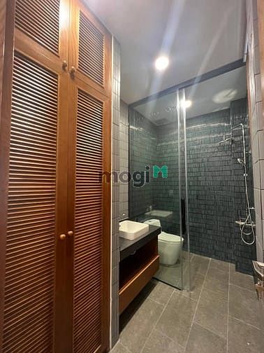 Hình ảnh Tầng nhà phố có phòng ngủ nội thất bếp, rèm, máy lạnh