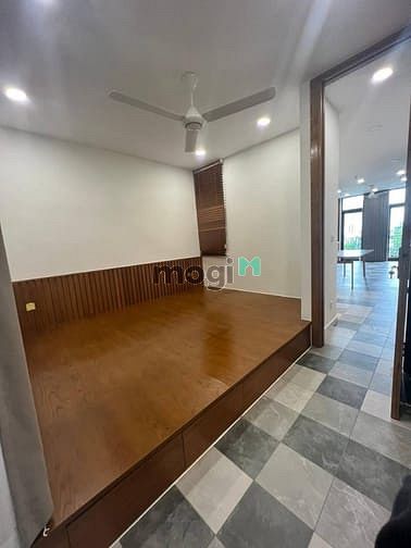 Hình ảnh Tầng nhà phố có phòng ngủ nội thất bếp, rèm, máy lạnh