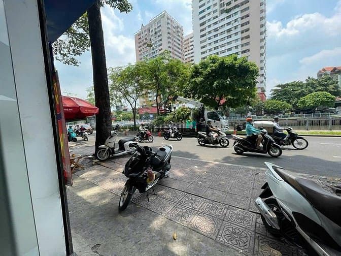 Hình ảnh 𝐌ặ𝐭 𝐭𝐢ề𝐧 𝐇𝐨à𝐧𝐠 𝐒𝐚 𝐐𝐮ậ𝐧 𝟑 𝐊𝐡𝐮 𝐁ờ 𝐊è 𝐧𝐠𝐚𝐧𝐠 𝟖𝐦