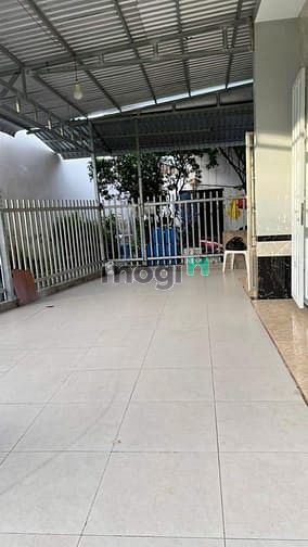 Hình ảnh Nhà thuê có sân rộng, nhà mới đẹp, thoáng.