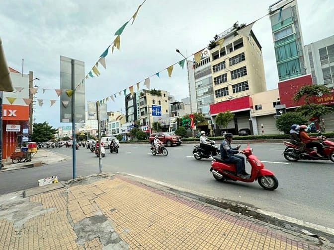 Hình ảnh nhà 3 tầng mặt tiền cộng hòa phường 13